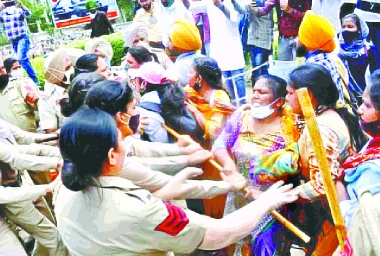 Police lathi charge on unemployed teachers in Patiala of Punjab