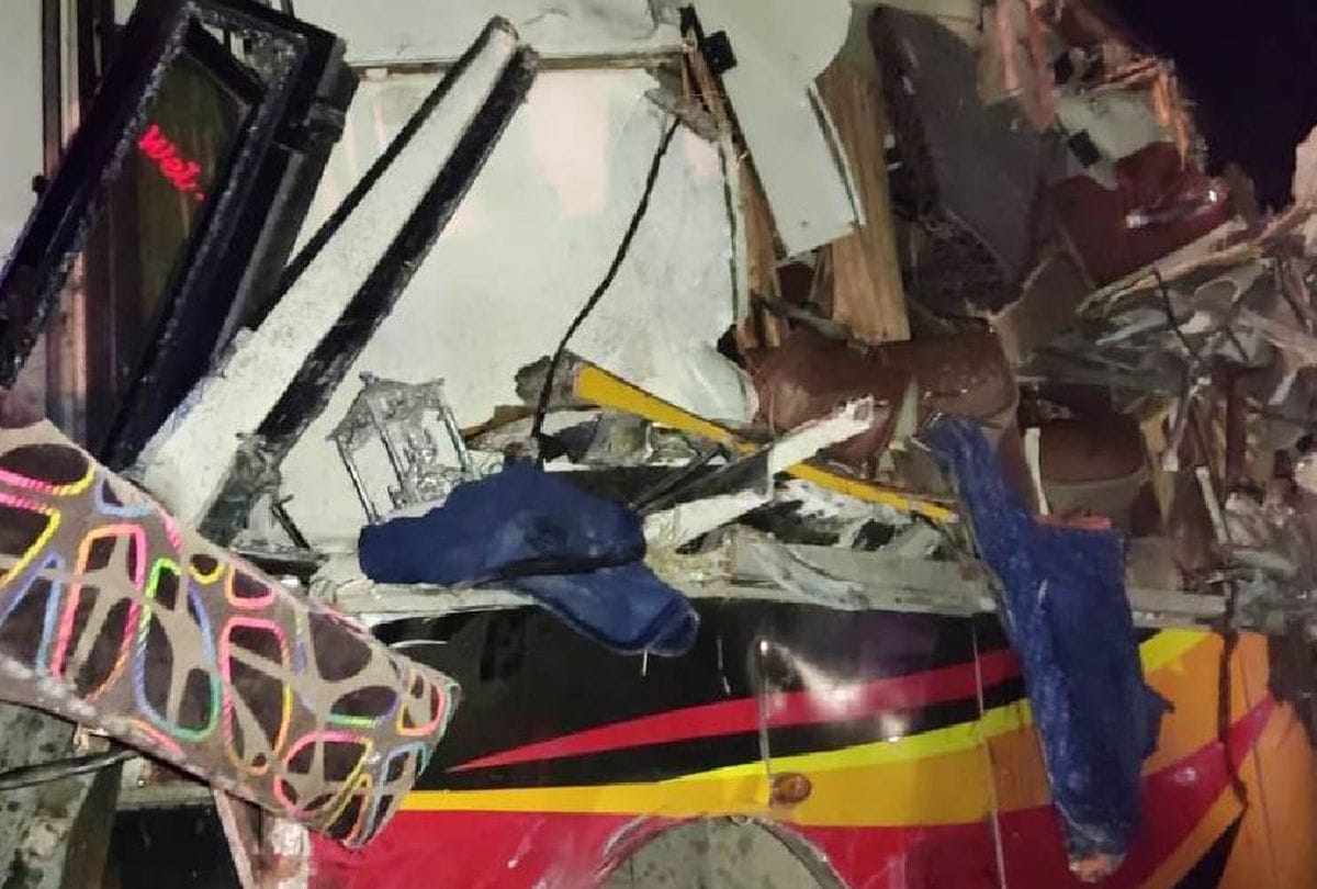 Bus Accident At Agra Lucknow Express Way Goes To Balia From Delhi