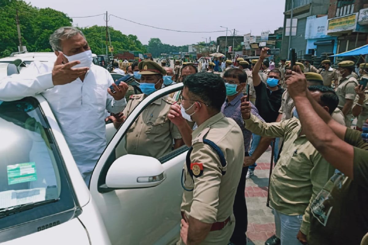Saharanpur handpump case: Congress MLAs are demanding to install hand pumps again but Bajrang Dal workers are protesting