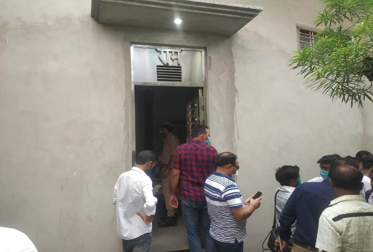 Shahjahanpur family suicide case akhilesh and wife cremate by father children cremated by maternal grandfather akhilesh house will be save by his father