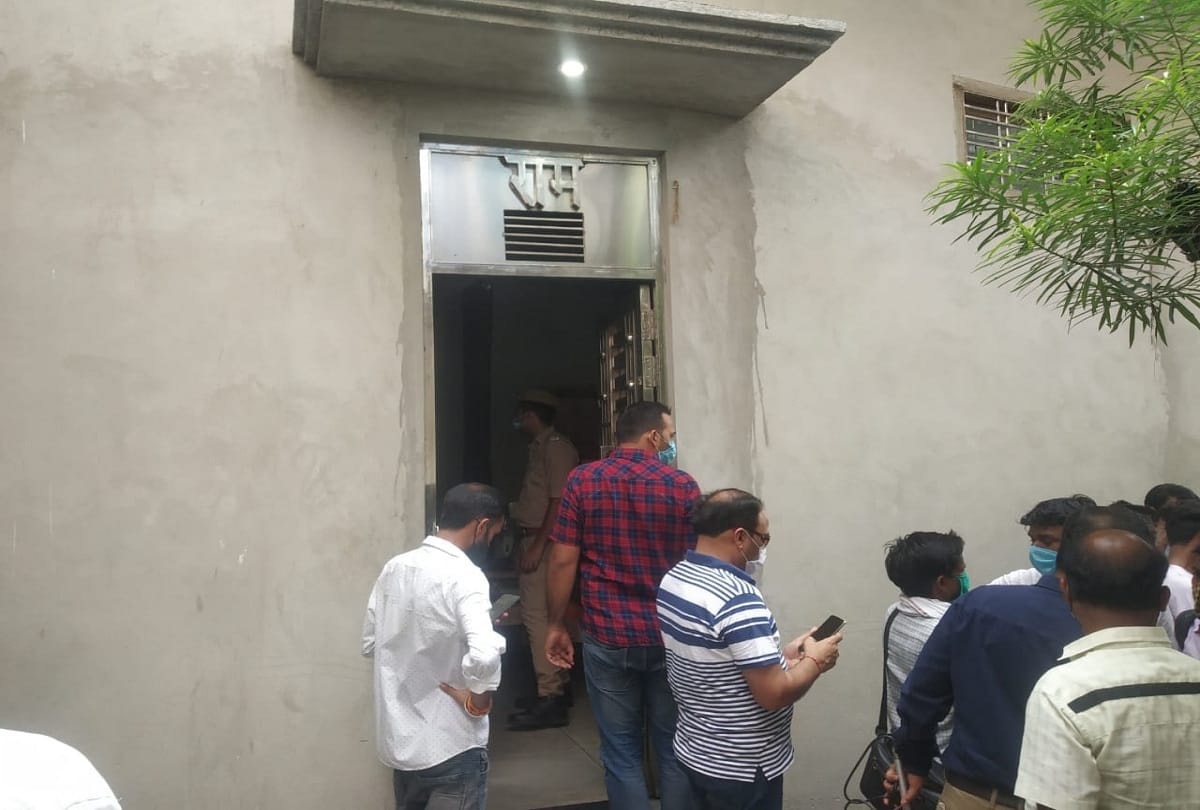Shahjahanpur family suicide case akhilesh and wife cremate by father children cremated by maternal grandfather akhilesh house will be save by his father