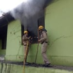 आग पर काबू पाते अग्निशमन विभाग के कर्मचारी।