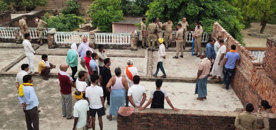 Pratapgarh: Dacoits blew jewelery worth 50 lakhs by locking six brothers including Pradhan in a room