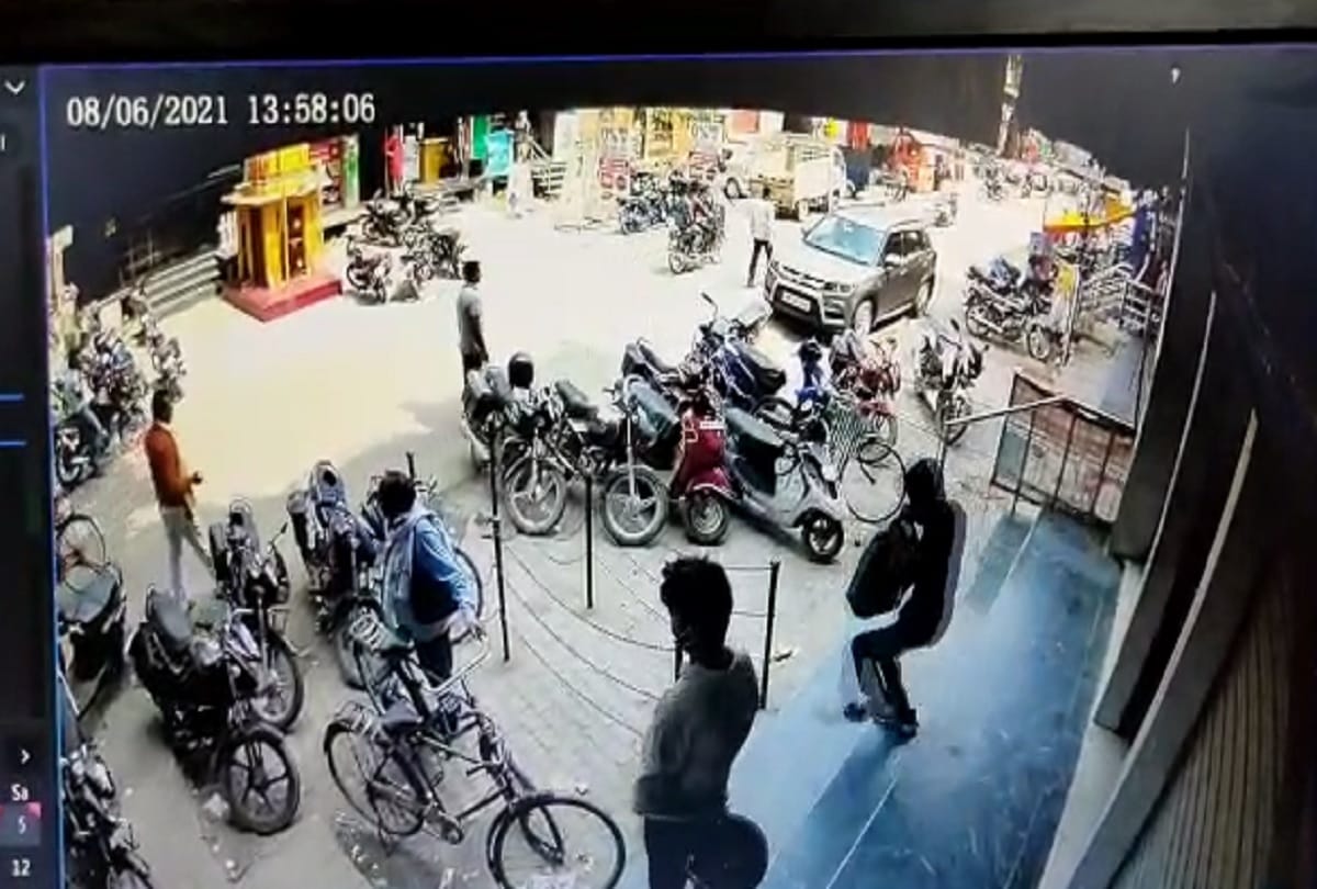 theft of Rs 50 lakh from Axis Bank in mirzapur cctv footage show how miscreants run away with bag  youths below 20 years committed the crime