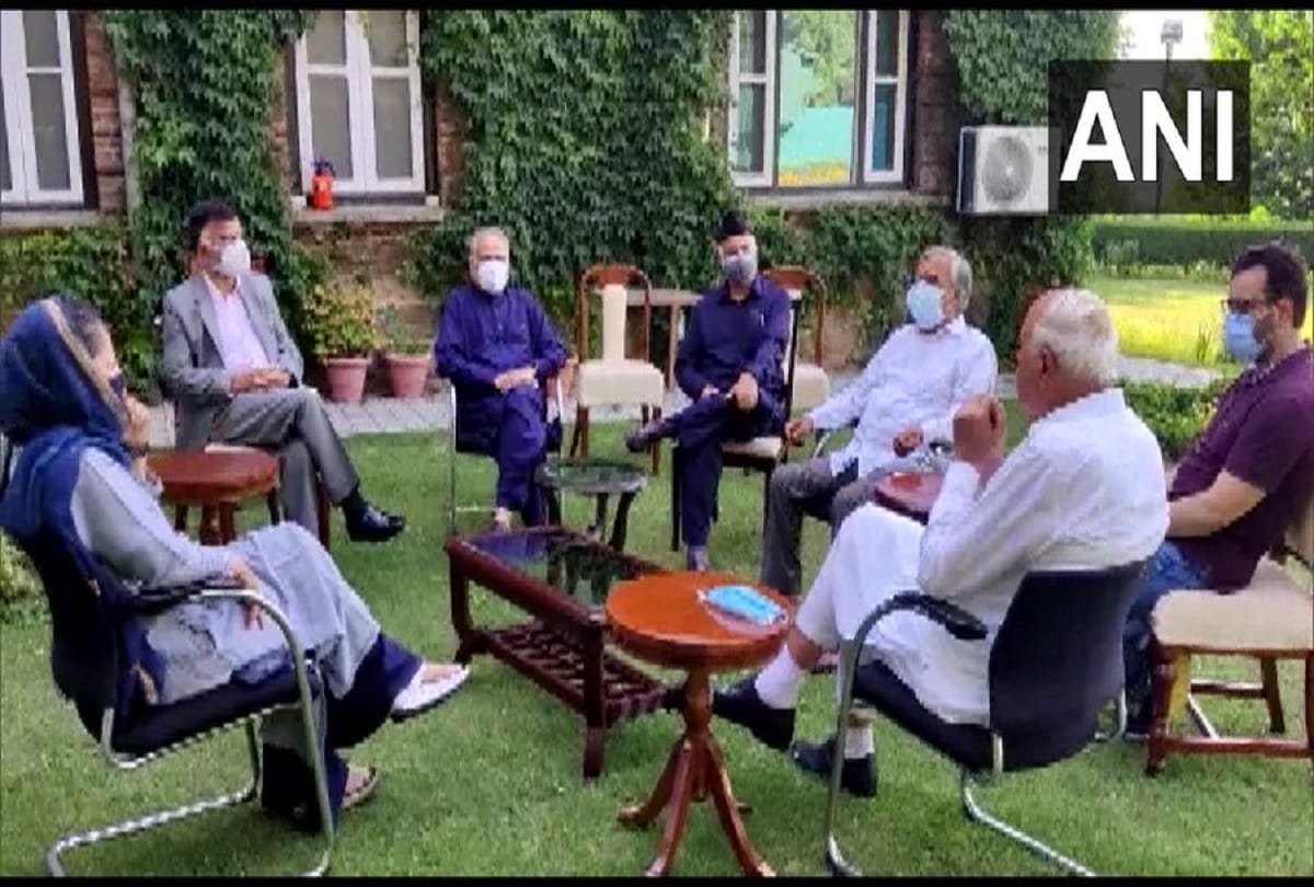 Gupkar declaration holds a meeting at Mehboobas residence after a gap of six months