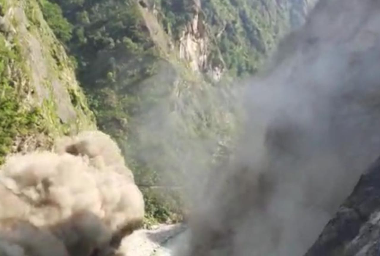 uttarakhand news : huge land slide in india china connecting road, watch photos