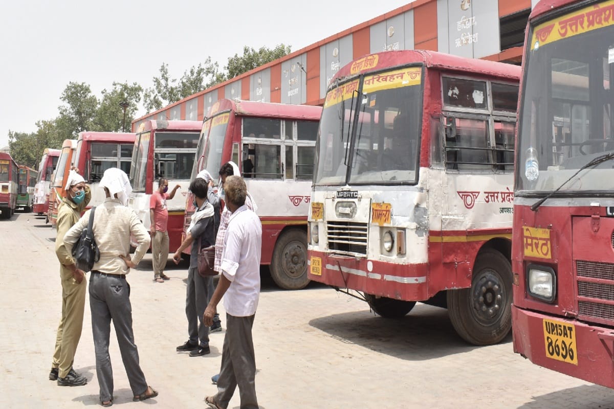 Amar Ujala Live Report: Corona rules are not being followed at Bhaisali bus stand in Meerut