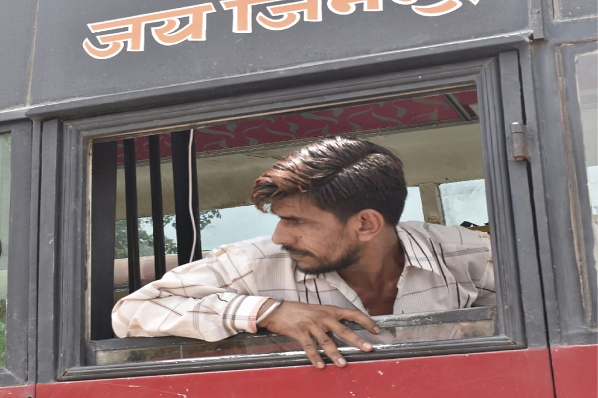 Amar Ujala Live Report: Corona rules are not being followed at Bhaisali bus stand in Meerut