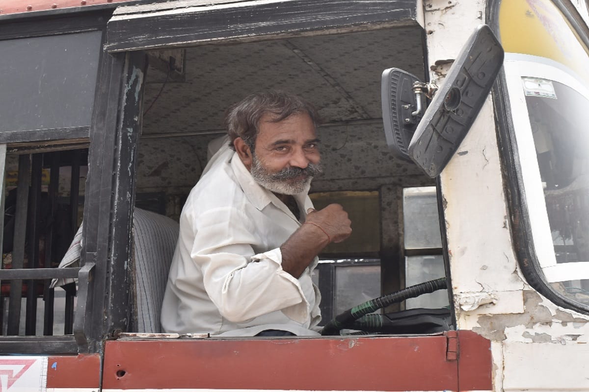 Amar Ujala Live Report: Corona rules are not being followed at Bhaisali bus stand in Meerut