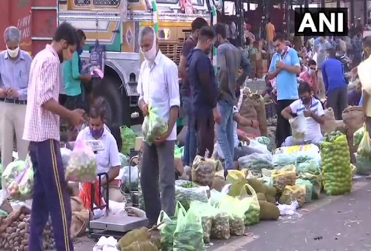 Jammu and Kashmir: crowd of people gathered in Narwal vegetable market without any fear of corona, see photos