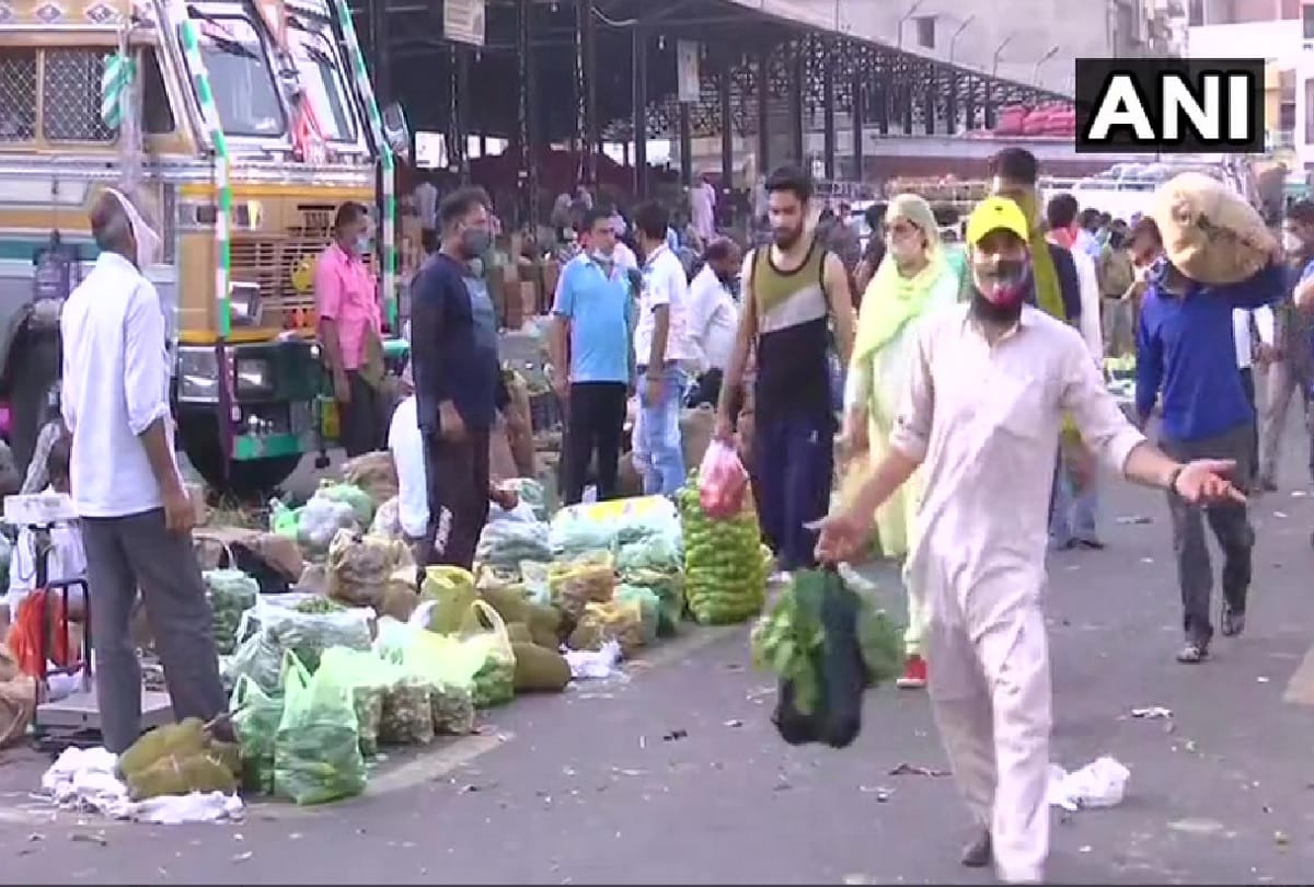 Jammu and Kashmir: crowd of people gathered in Narwal vegetable market without any fear of corona, see photos