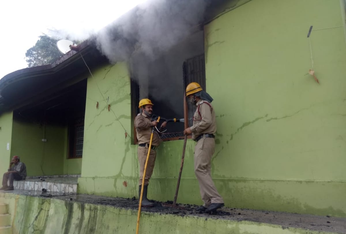 Himachal News: three room house gutted in fire in kullu himachal pradesh