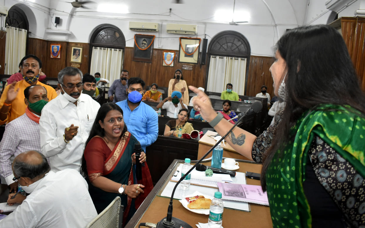 Prayagraj: Uproar in the meeting of Municipal Corporation, BJP councilor Kiran suspended