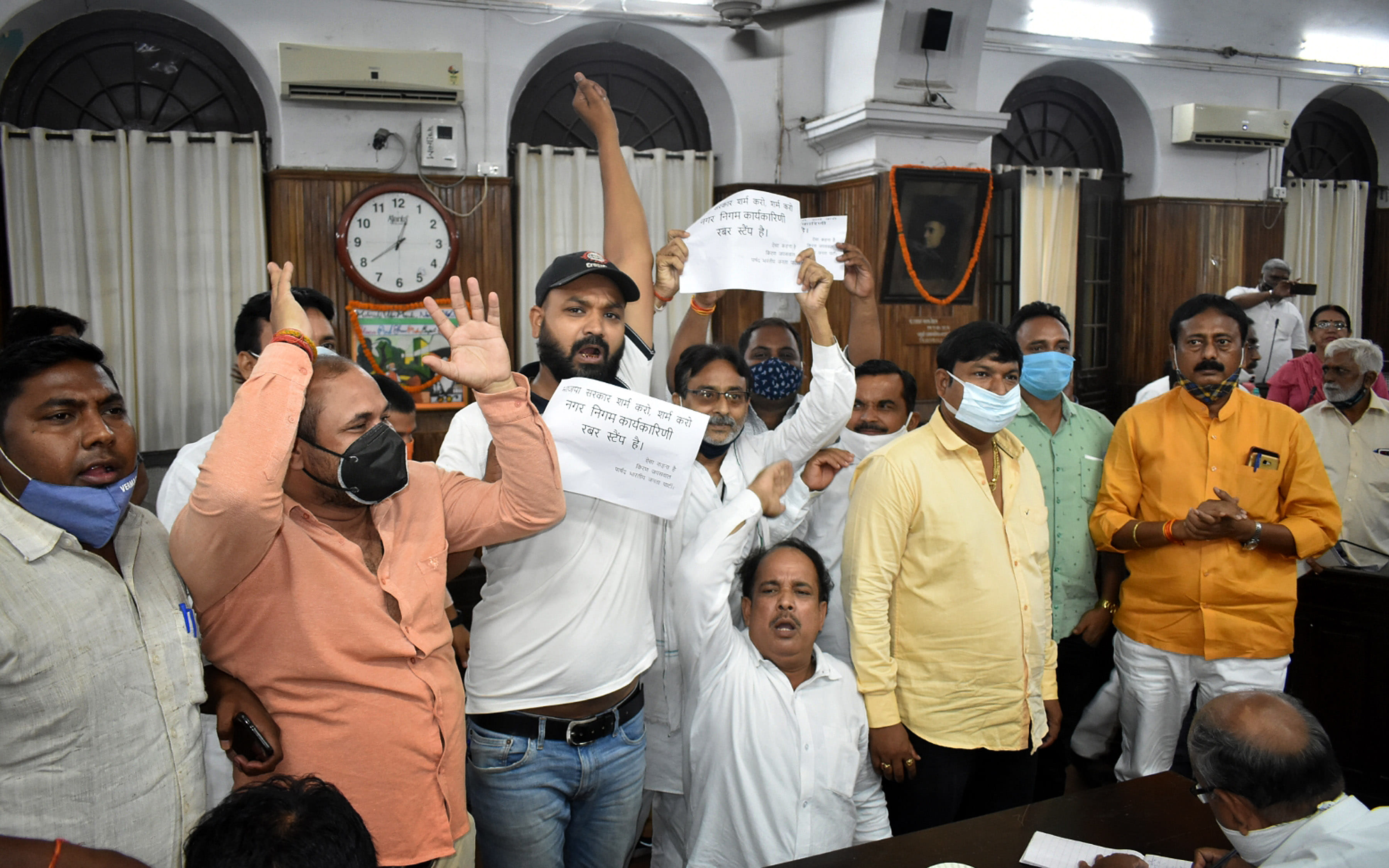 Prayagraj: Uproar in the meeting of Municipal Corporation, BJP councilor Kiran suspended