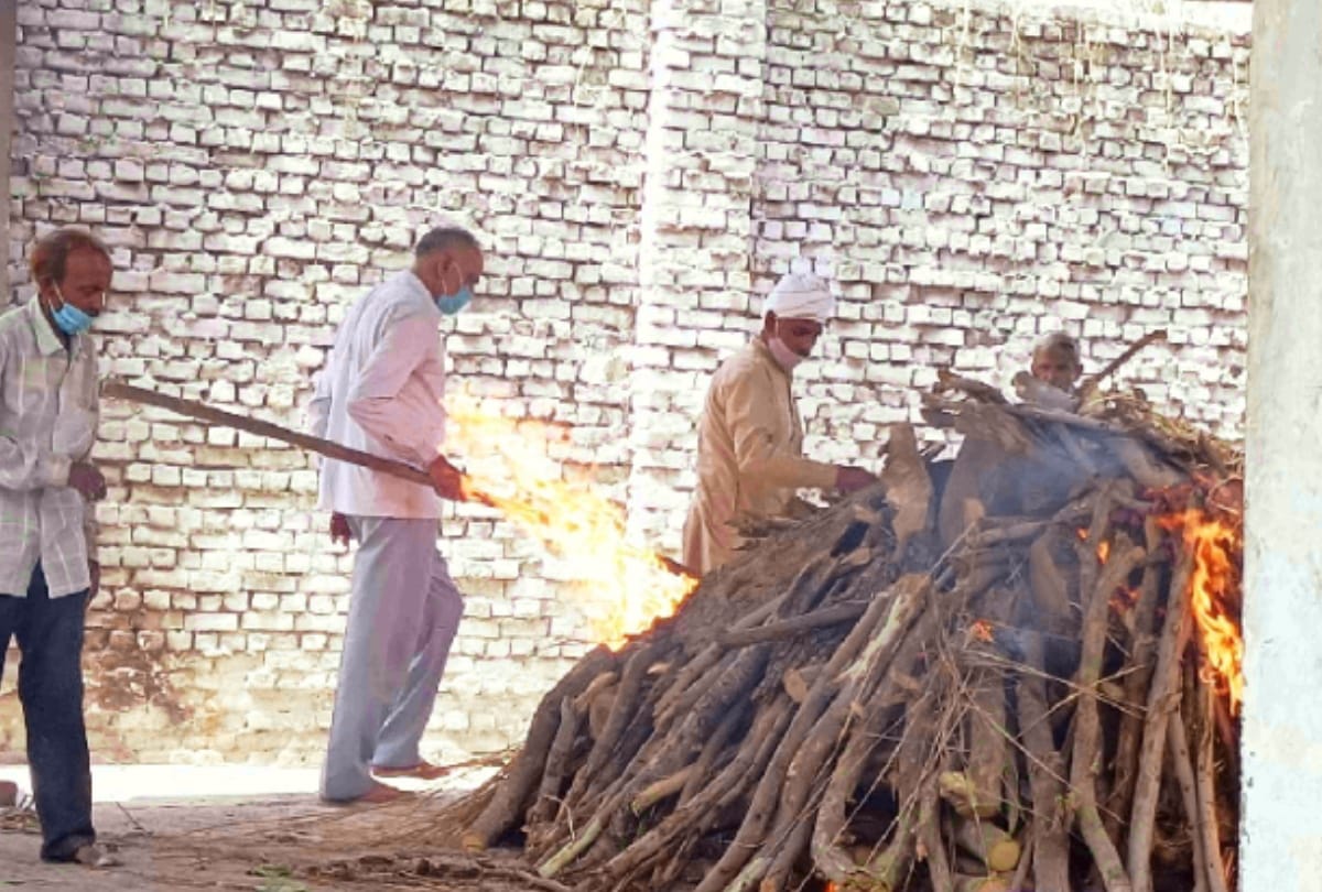 Shahjahanpur family suicide case akhilesh and wife cremate by father children cremated by maternal grandfather akhilesh house will be save by his father