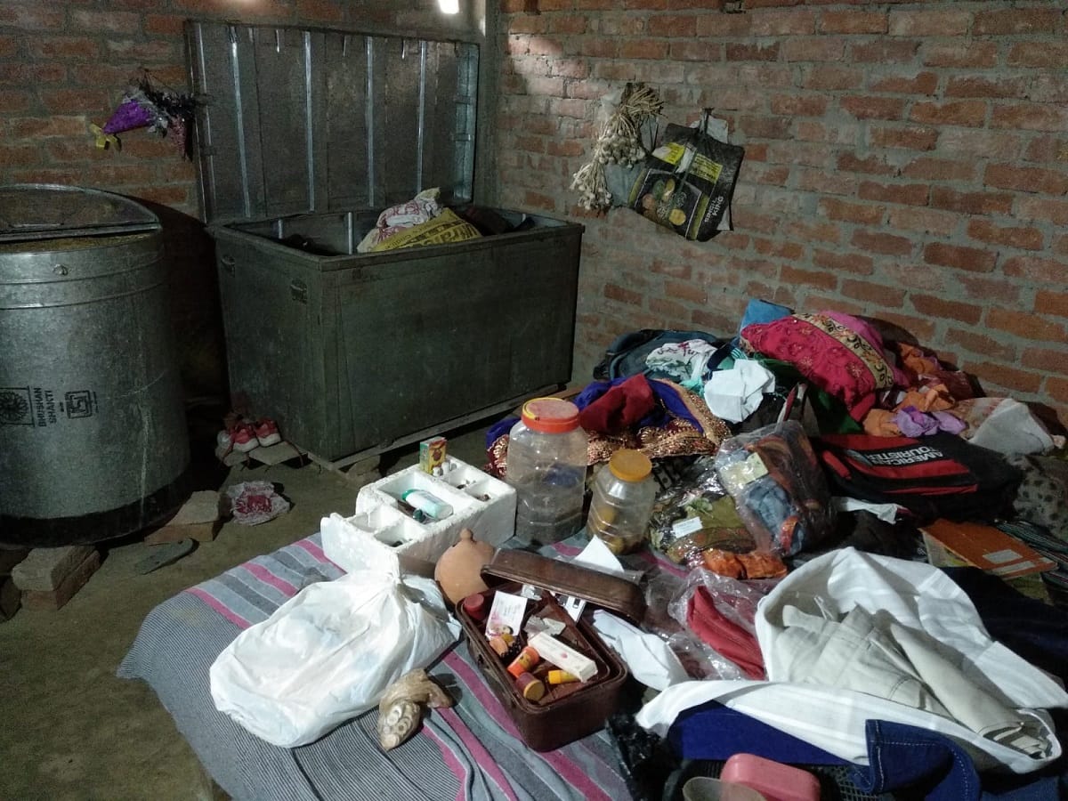 Family sleeping roof due to power cut thieves theft jewelery worth 10 lakhs in mau