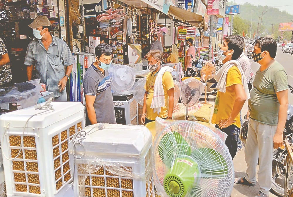 Covid Curfew in Uttarakhand: All Market open today after 42 Days Long line in wine shop photos