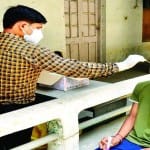 कोरोना टेस्ट कराता युवक