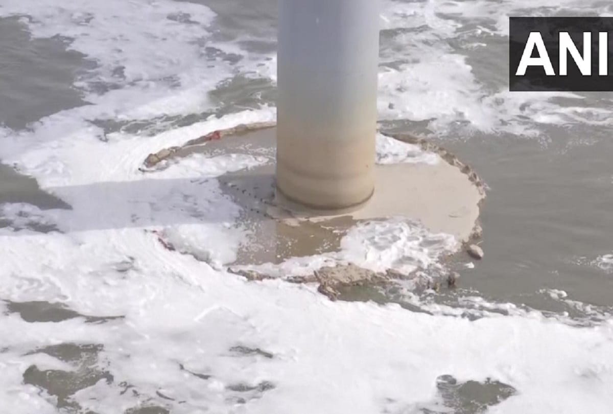  Delhi News : A thin layer of toxic foam was seen on the surface of Yamuna river at Kalindi Kunj 