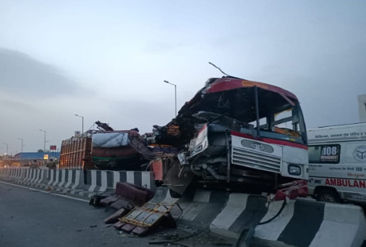 Four killed a dozen injured in a accident on Chhlesar flyover in etmadpur