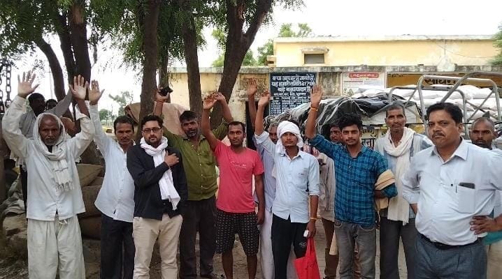 gehoon khareed na hone se naaraaj kisaanon ne kiya pradarshan