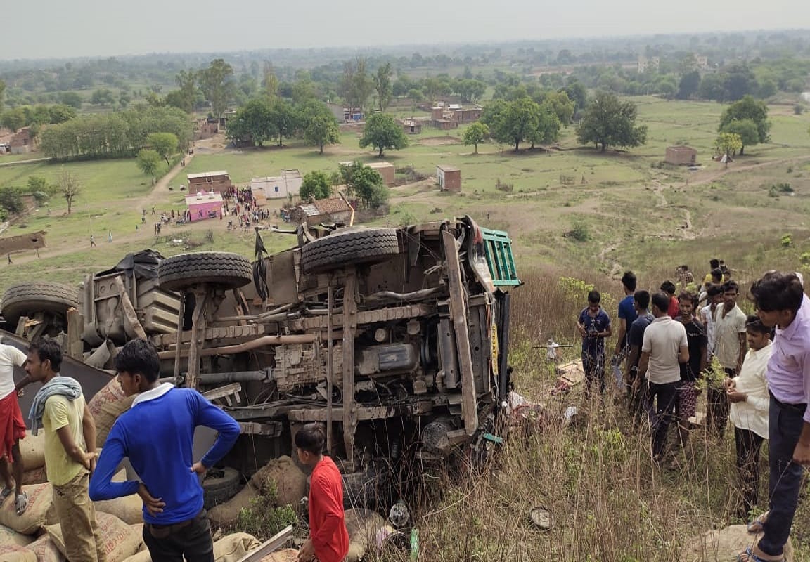 Truck going from MP to Bihar carrying pulses overturned in a ditch in mirzapur driver injured