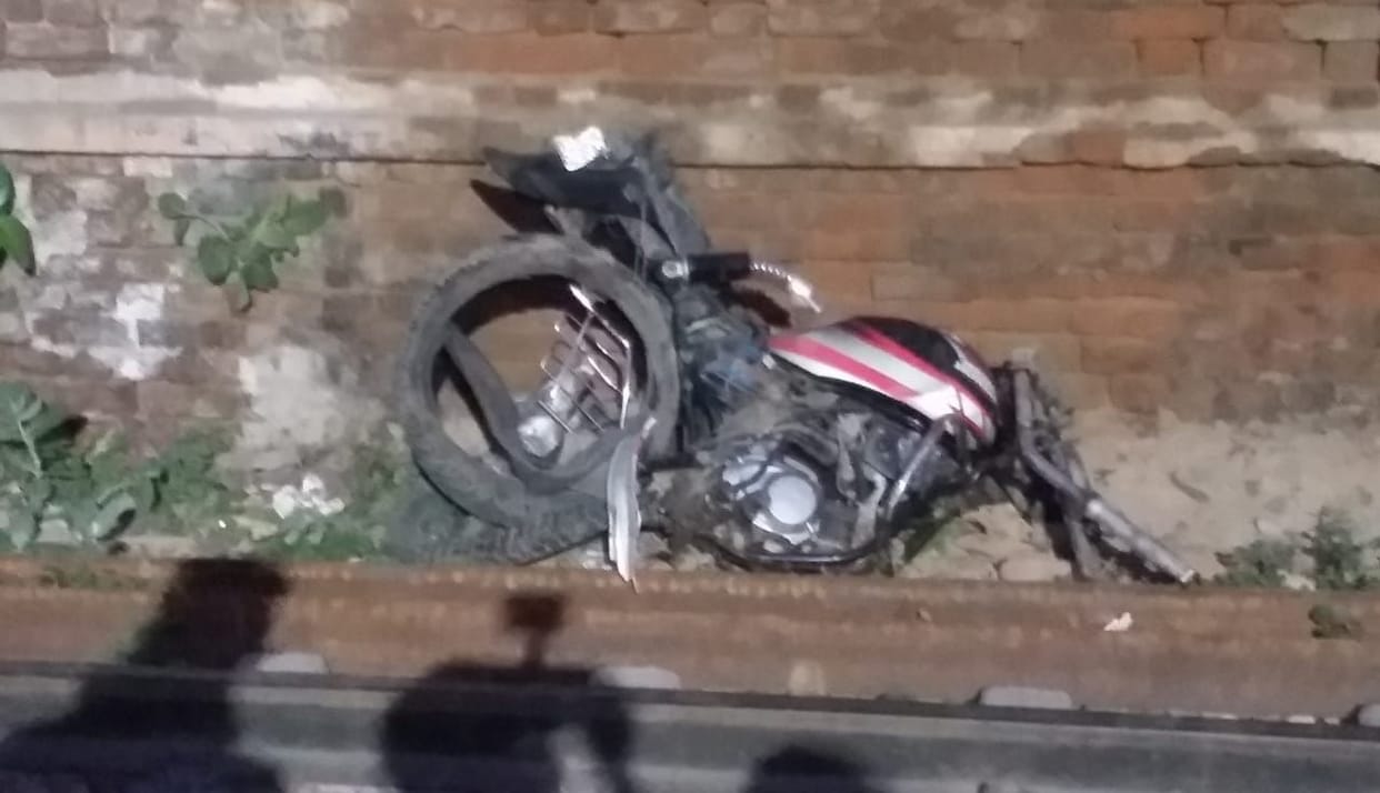 Hathras: Bike crashed after being hit by a train