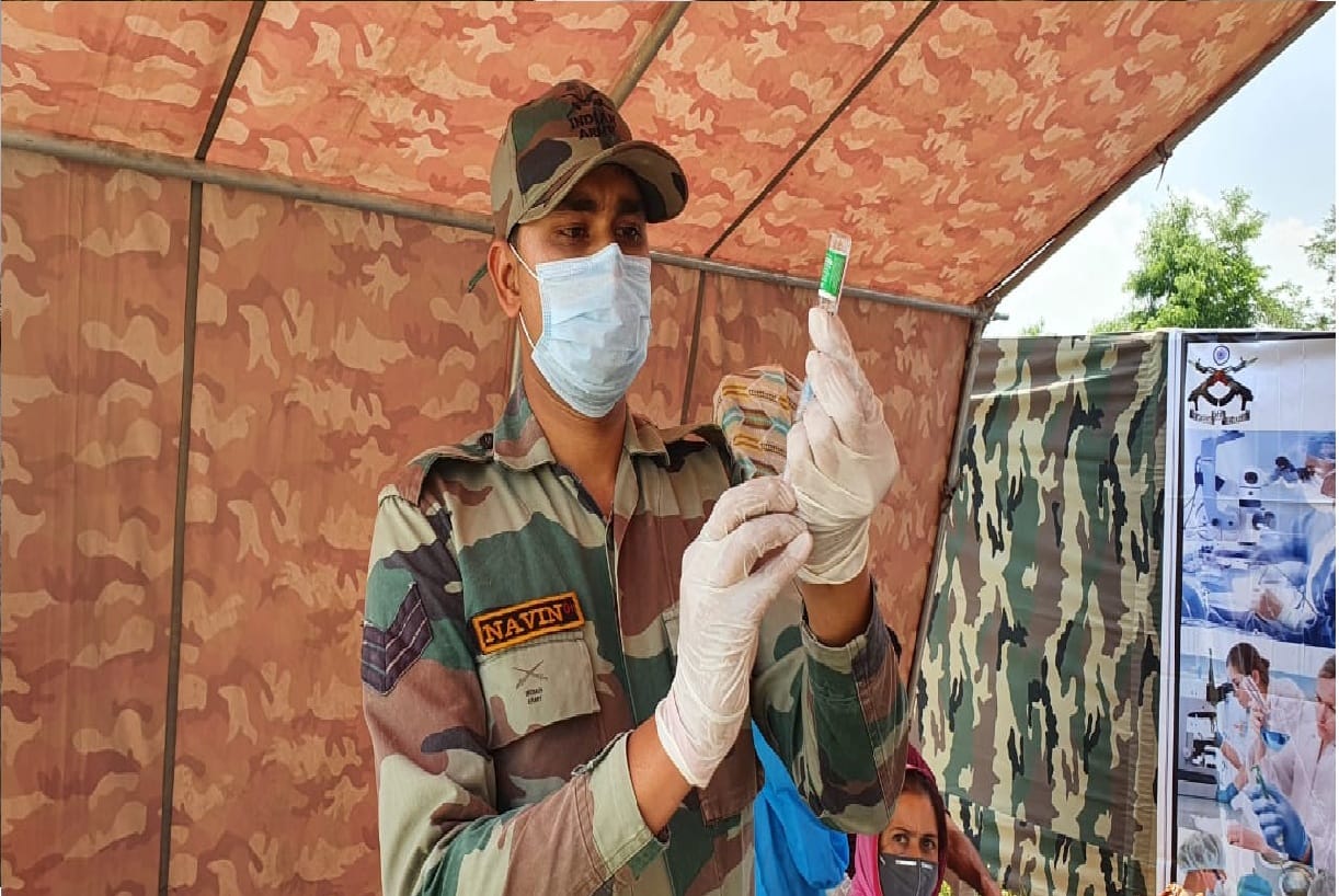 Jammu and Kashmir: Vaccination is being done by reaching door to door after crossing mountain roads and rivers, see photos