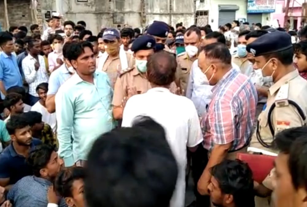 Roorkee News: Ruckus after Truck and Bike Accident and long traffic jam photos