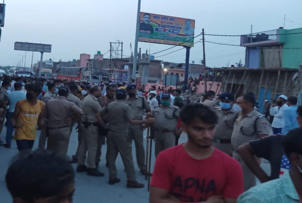Roorkee News: Ruckus after Truck and Bike Accident and long traffic jam photos
