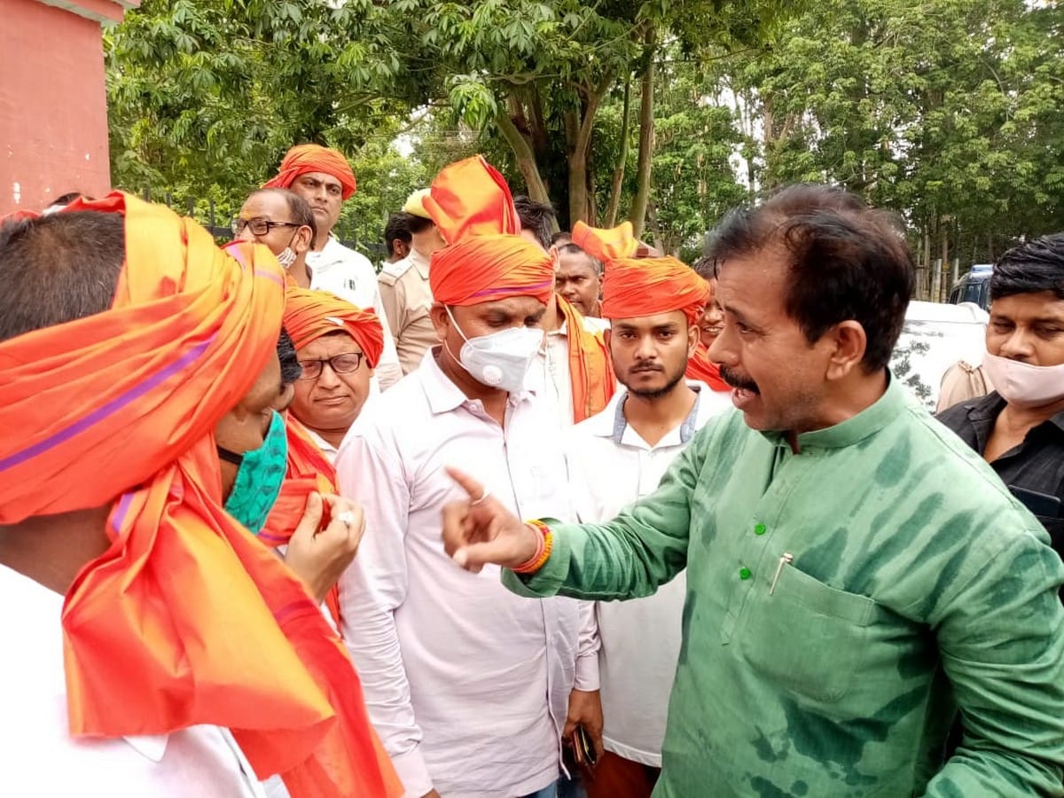 UP cabinet minister anil rajbhar did not to follow corona protocol forgot to wear mask and social distancing