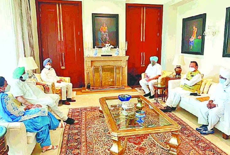 Punjab CM Captain Amarinder Singh Tried to reconcile with angry Leaders of Punjab Congress