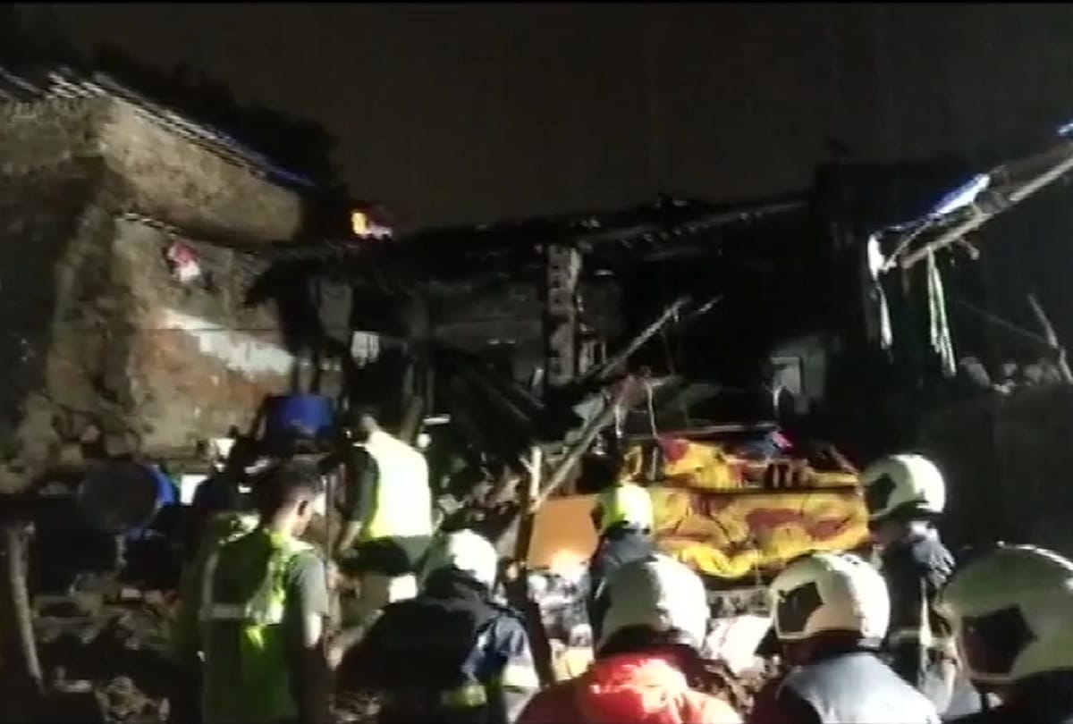 Mumbai : One person killed after three houses collapsed at Lokhandi Chwal, in Shivaji Nagar, Dahisar, Maharashtra