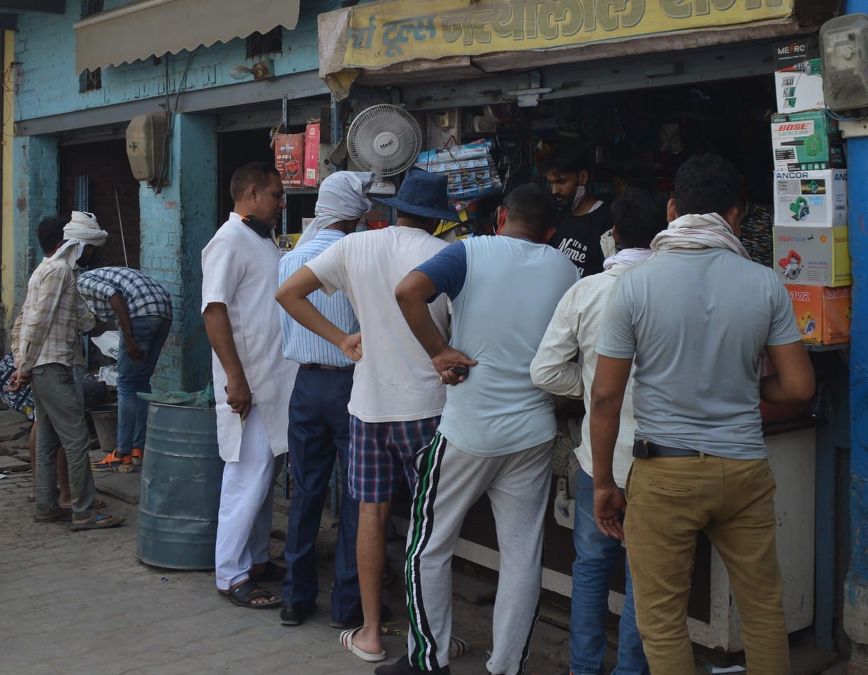 Hathras: Crowd gathered in the markets, people forgot social distance