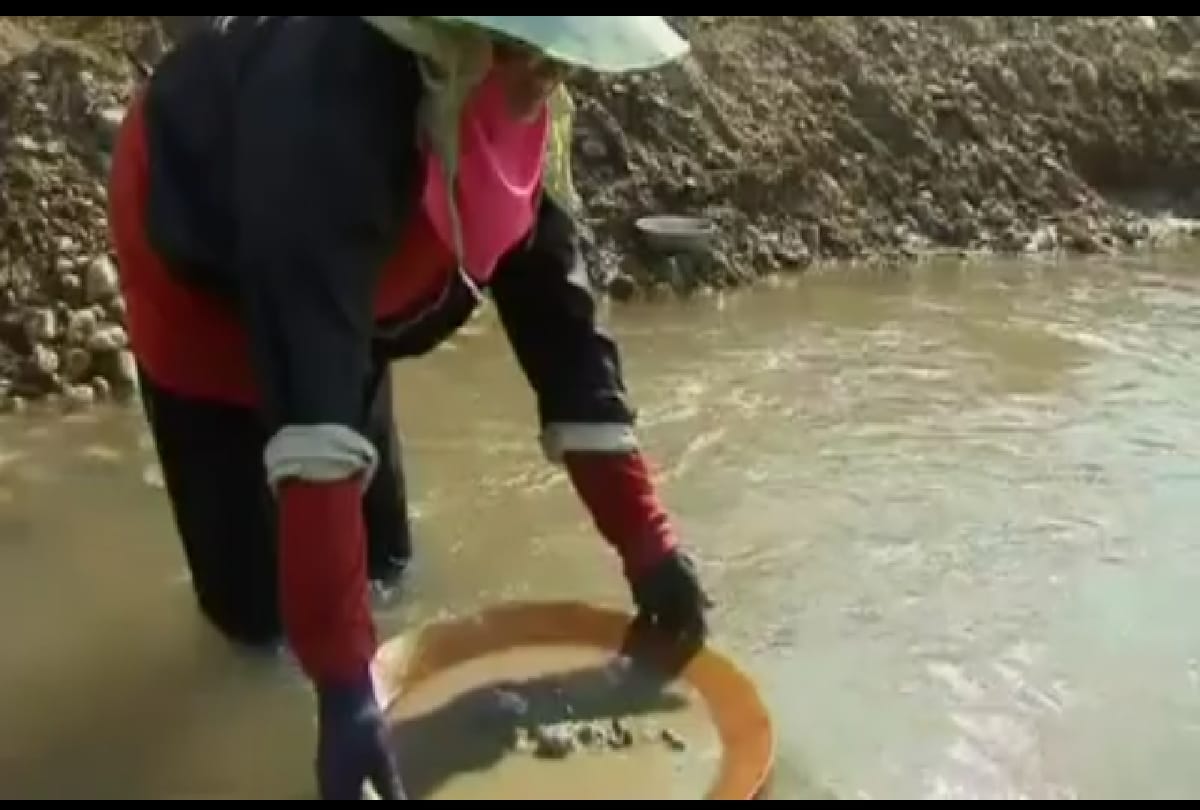 Gold rush in Thailand gold mountain where people find gold in river