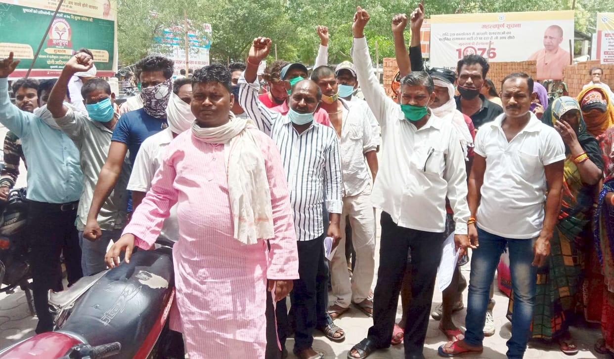 Employees opened front against cleaning inspector, demonstration in tehsil