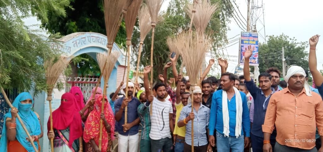 saphaeekarmee par chaakoo chalaane se karmachaaree naaraaj, hadataal