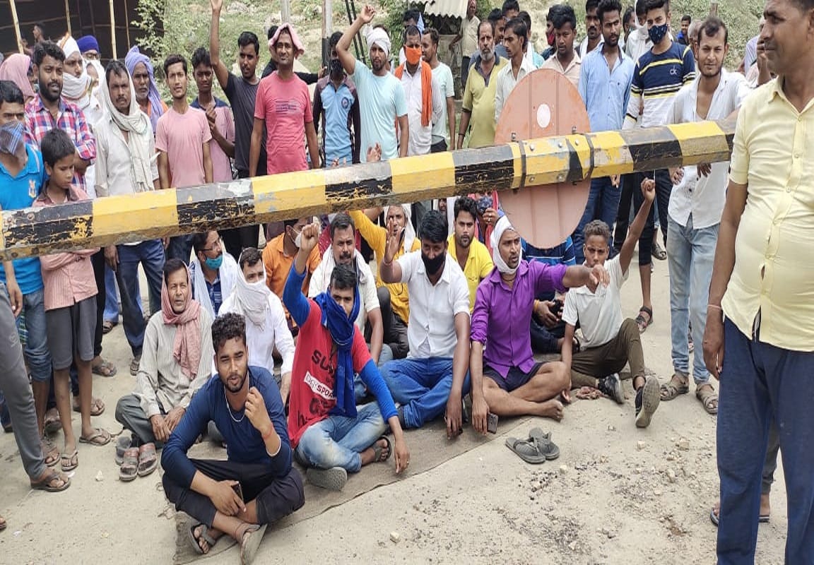 villagers angry over after permanent closure of railway crossing gate start  protest against railway administration