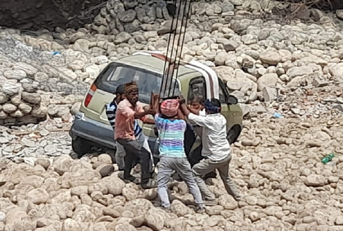 Jammu and Kashmir: Several vehicles fell into the drain on the circular road, a major accident averted, orders for investigation issued