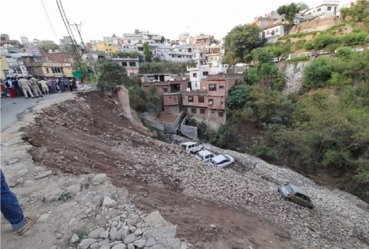 Jammu and Kashmir: Several vehicles fell into the drain on the circular road, a major accident averted, orders for investigation issued