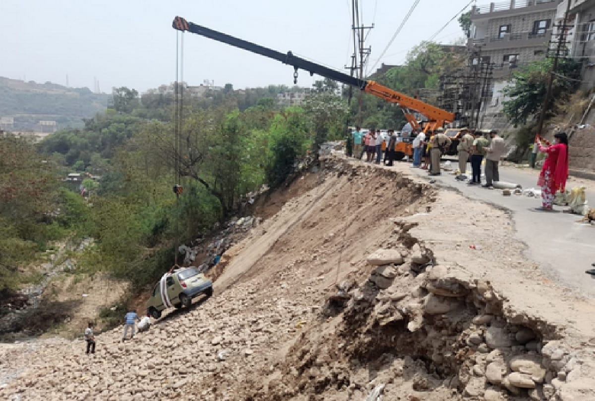 Jammu and Kashmir: Several vehicles fell into the drain on the circular road, a major accident averted, orders for investigation issued