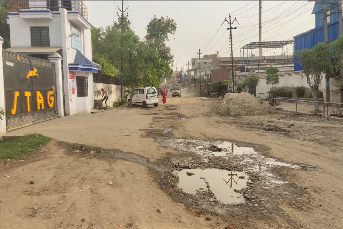 Amar Ujala Special Report: Roads Udyogpuram are damaged in Meerut