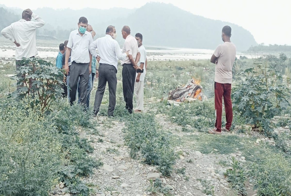 Due to the sudden rise in the water level, the dead body started flowing in the river with the pyre