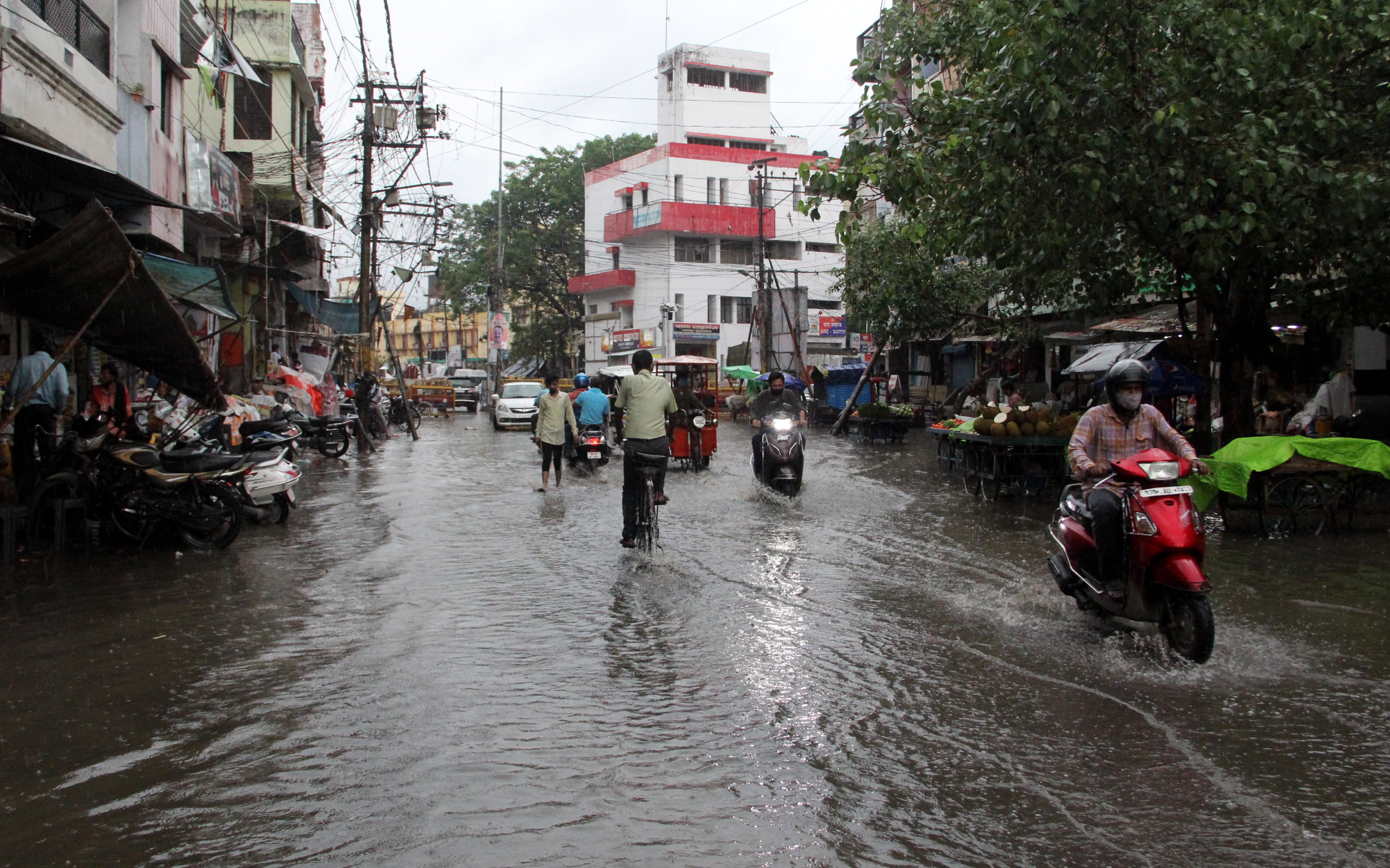 Prayagraj: Sawan-like storm in Jeth, humidity increased