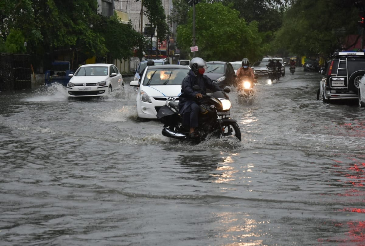 Heavy rain in Lucknow and nearby areas in Uttar Pradesh.