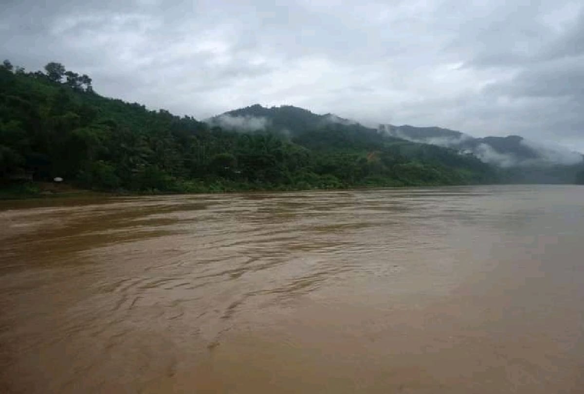 Gold rush in Thailand gold mountain where people find gold in river