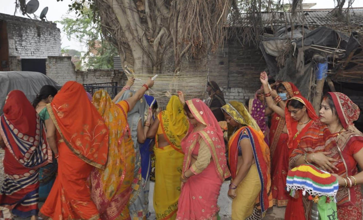 The honeymooners made rounds of the banyan tree
