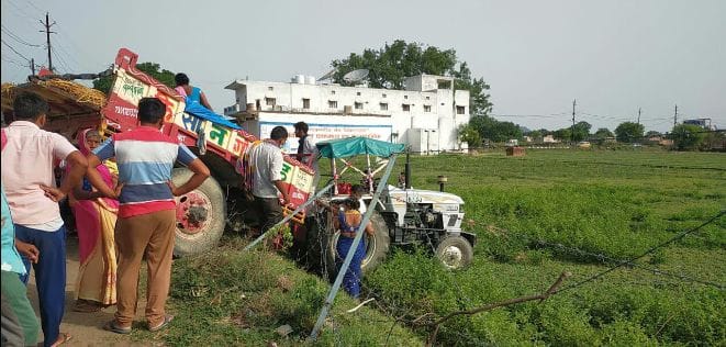 Uncontrolled tractor fell into the pit, narrowly left devotees