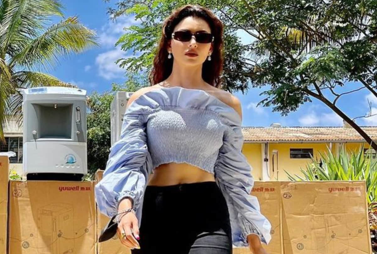 urvashi rautela show style in ripped jeans with crop top