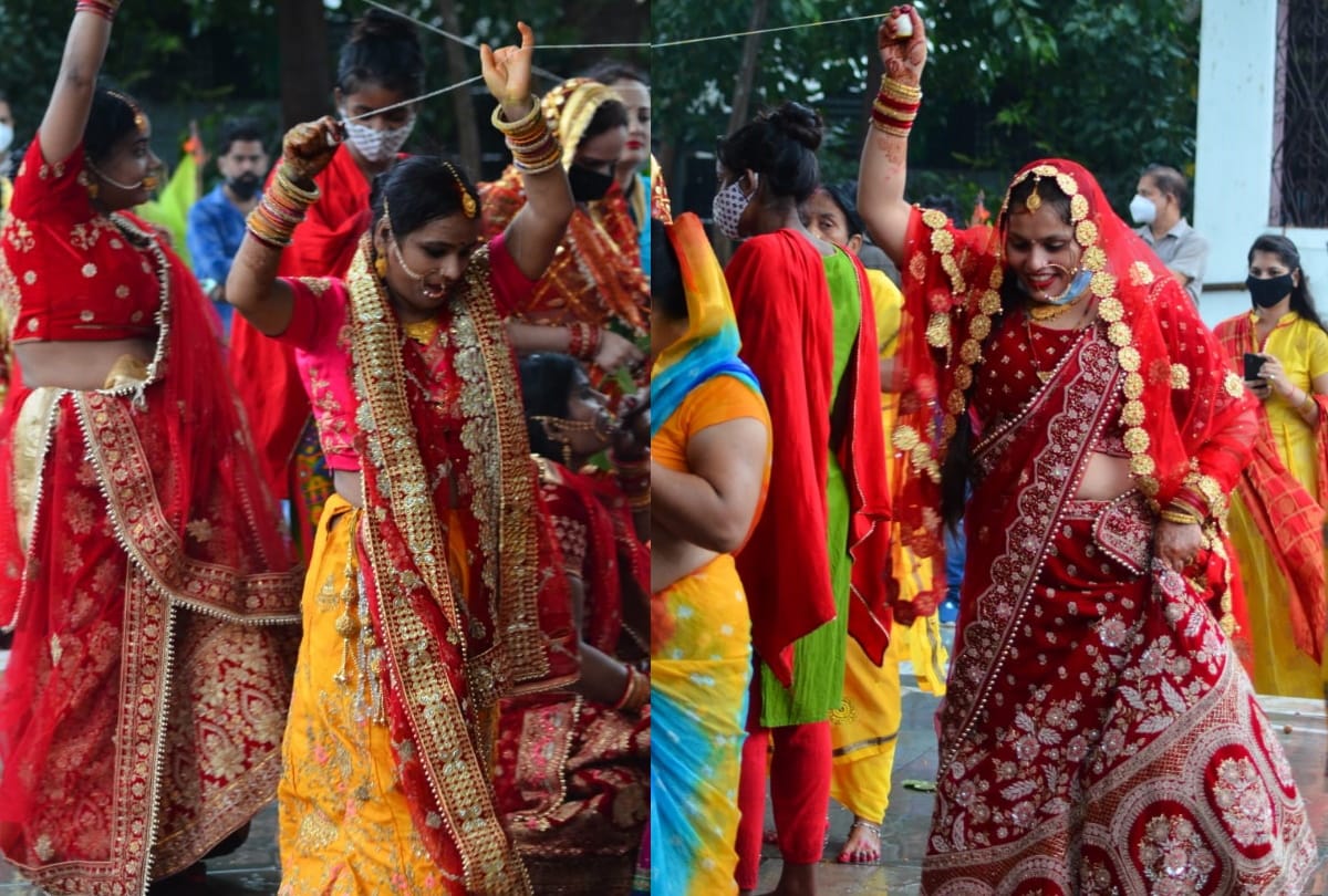 Women did Vat prayer for the long life of their husband.